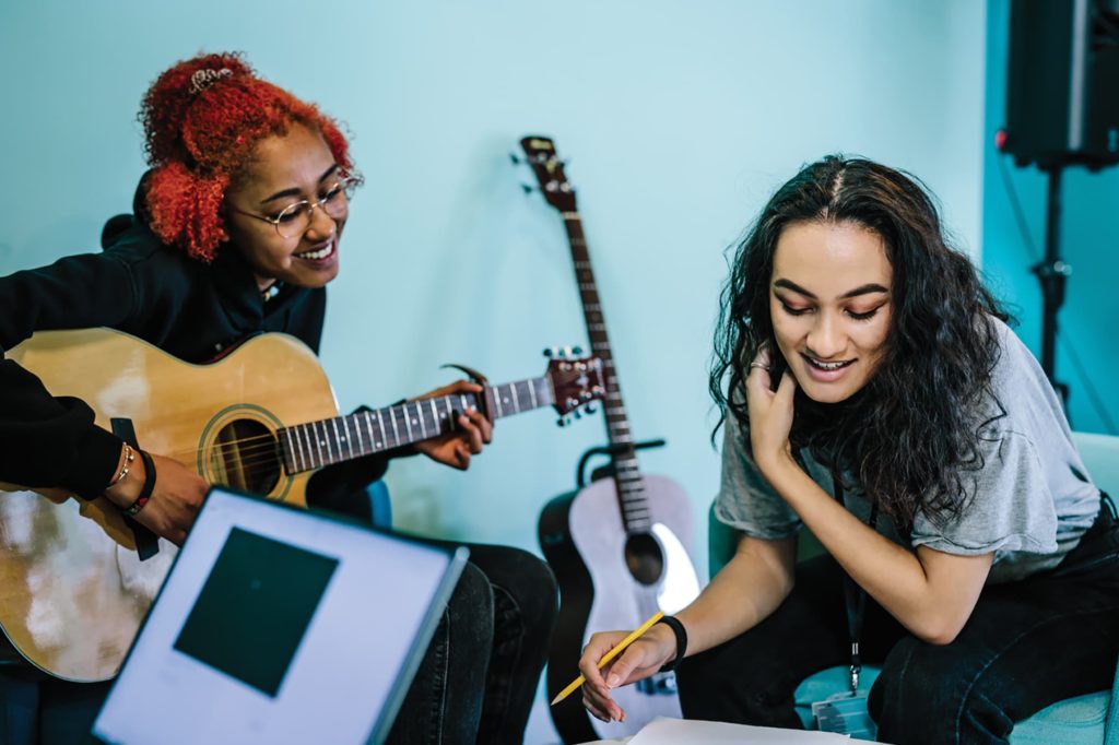 Two female BIMM Berlin students working together