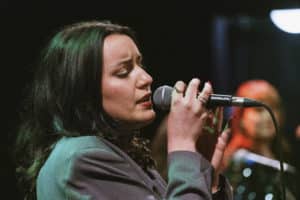 Nina Chiodin singing on stage at the BIMM Berlin graduation 2022