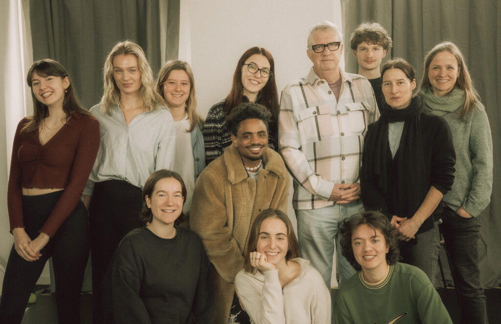 Mark Williams stands together with acting students that took part in his morning masterclass at BIMM University Berlin.