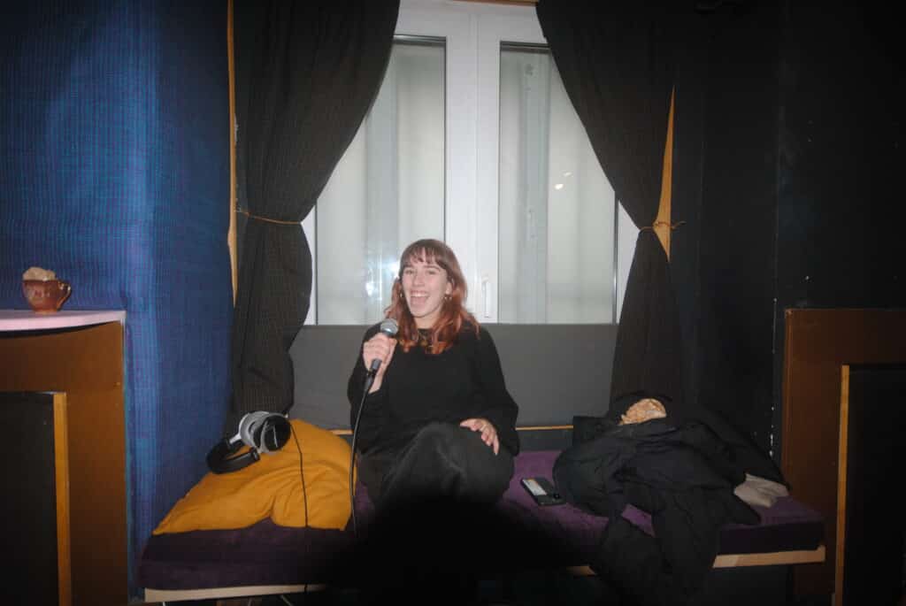 Luz holding microphone, la recordings