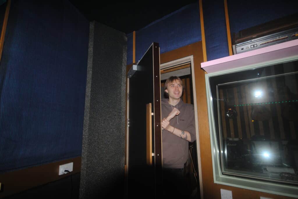 luz and band in studio